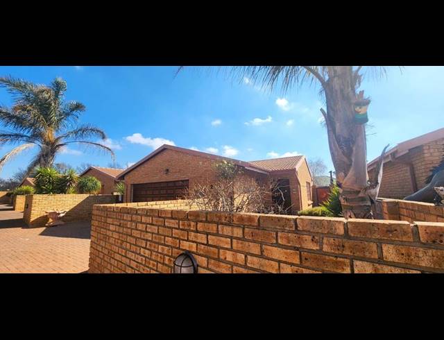 2 BEDROOM TOWNHOUSE FOR SALE IN EIKE PARK